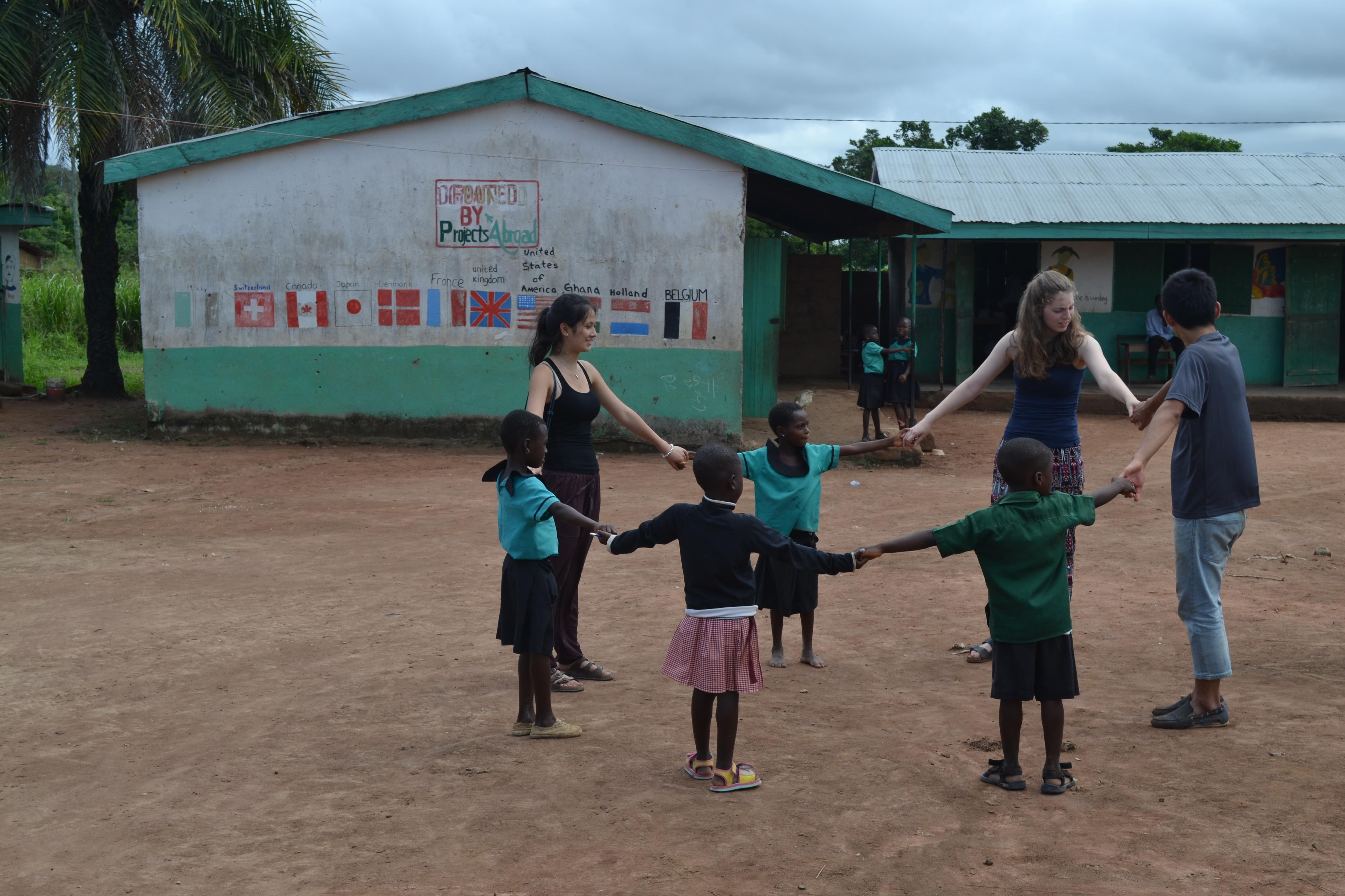 Voluntarios trabajando con niños en un voluntariado corto realizan una actividad divertida. Niños participando en un juego durante nuestro voluntariado social grupal en Ghana.